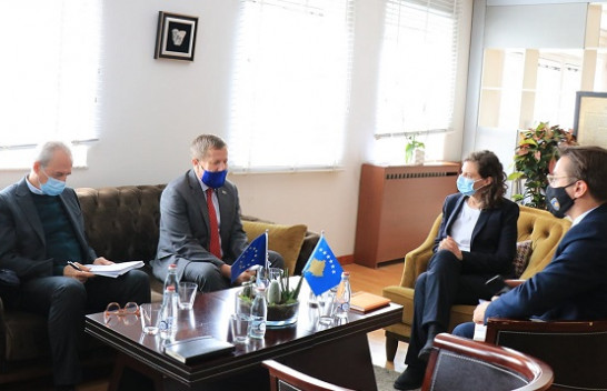 Ministrja Rizvanolli priti në takim ambasadorin e BE-së në Kosovë, diskutuan për Marrëveshjen e Gjelbër