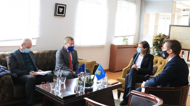 Ministrja Rizvanolli priti në takim ambasadorin e BE-së në Kosovë, diskutuan për Marrëveshjen e Gjelbër