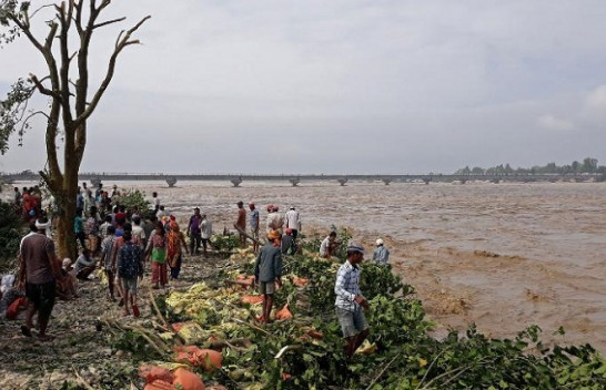Të paktën 77 të vdekur nga përmbytjet dhe rrëshqitjet e dheut në Nepal