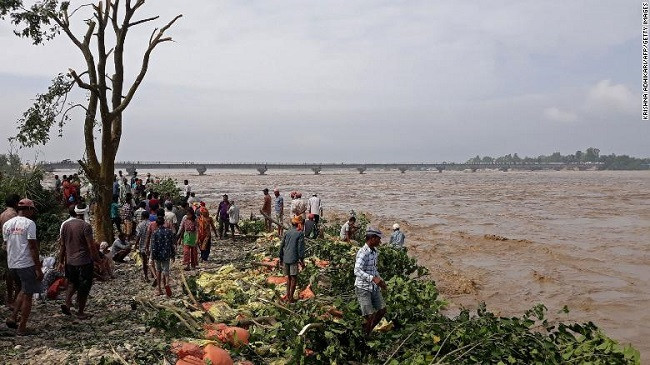 Të paktën 77 të vdekur nga përmbytjet dhe rrëshqitjet e dheut në Nepal