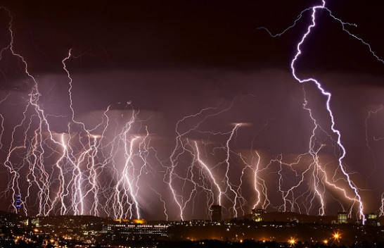 10 vendet ku rrufeja godet më së shumti në botë