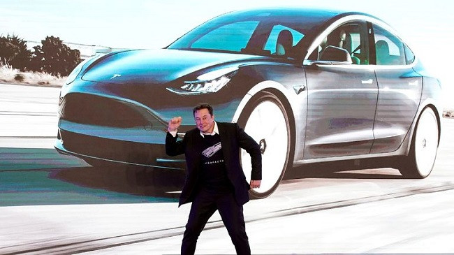 Elon Musk shet 5 miliard dollarë aksione të Teslas, pas sondazhit në Twitter