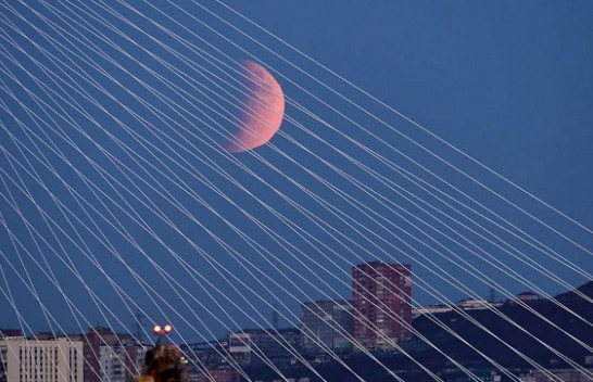 Në fotografi: Eklipsi i pjesshëm i Hënës