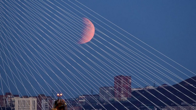 Në fotografi: Eklipsi i pjesshëm i Hënës