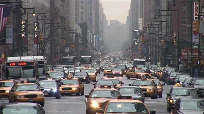 Nju Jork, drejtuesit e automjeteve pritet të paguajnë tarifë për ndotjen dhe bllokimin e trafikut