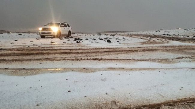 E rrallë: Bora zbardhë shkretëtirën e Arabisë Saudite