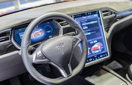 Një ndërprerje e serverit të Teslas ka bërë që automjetet elektrike të bllokohen në mbarë botën