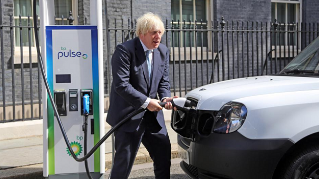 Boris Johnson njofton ligjin e ri për makinat elektrike