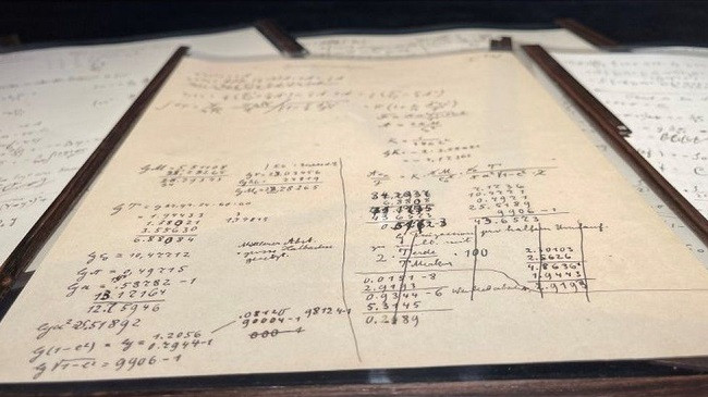 Dorëshkrimi i Ajnshtajnit me shënime të teorisë së relativitetit shitet për 13 milionë dollarë në ankand
