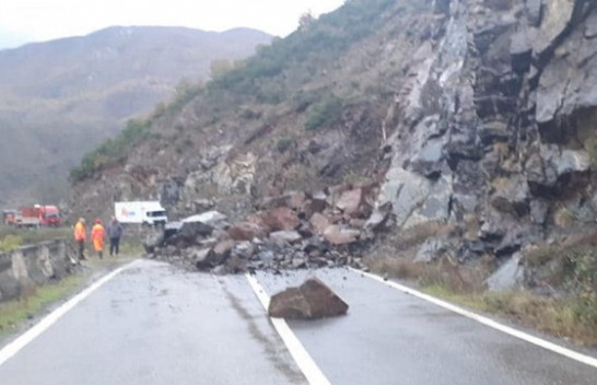 Moti i ligë, shembet masivi shkëmbor, probleme në qarkullimin e veturave në aksin Skuraj-Burrel