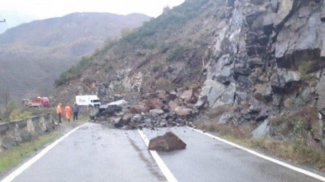 Moti i ligë, shembet masivi shkëmbor, probleme në qarkullimin e veturave në aksin Skuraj-Burrel