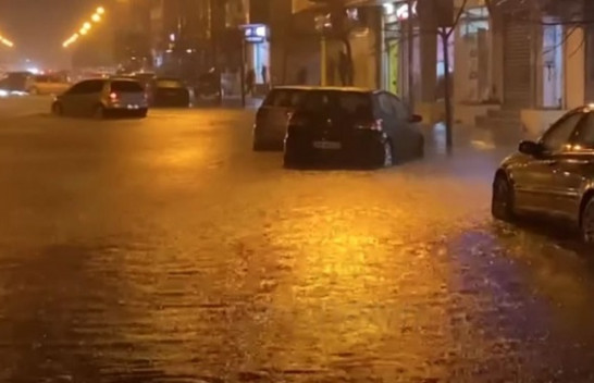 Shiu i rrëmbyeshëm përmbyt disa rrugë në Vlorë