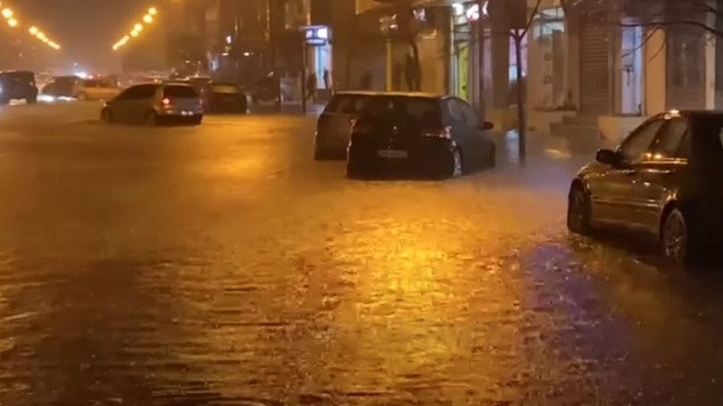 Shiu i rrëmbyeshëm përmbyt disa rrugë në Vlorë