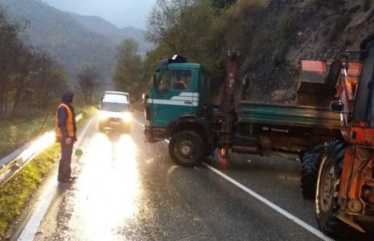Reshjet e shiut shkaktojnë probleme në disa akse rrugore të Shqipërisë