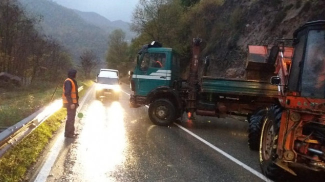 Reshjet e shiut shkaktojnë probleme në disa akse rrugore të Shqipërisë
