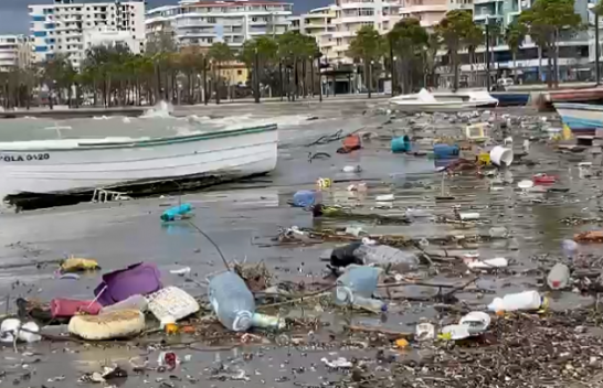 Dallgët i nxjerrin në breg mbeturinat në Vlorë [Foto]