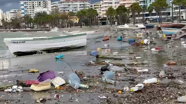 Dallgët i nxjerrin në breg mbeturinat në Vlorë [Foto]
