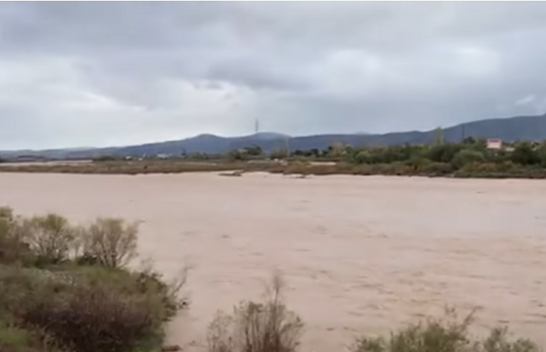 Moti i ligë ‘mbërthen’ Shqipërinë, situata nga jugu në veri