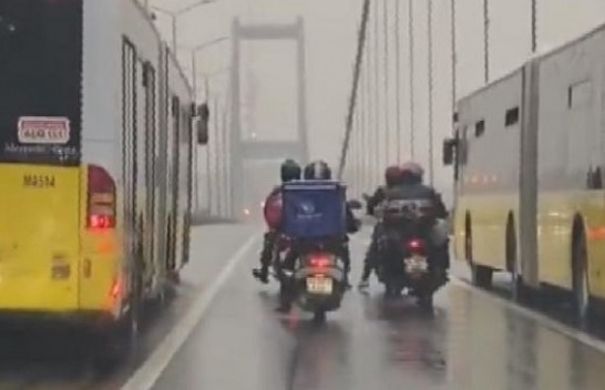 Autobusët formojnë 'muri' për t'i mbrojtur motoçiklistët nga era e fortë në urën e Bosforit