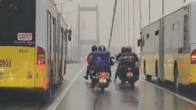 Autobusët formojnë 'muri' për t'i mbrojtur motoçiklistët nga era e fortë në urën e Bosforit