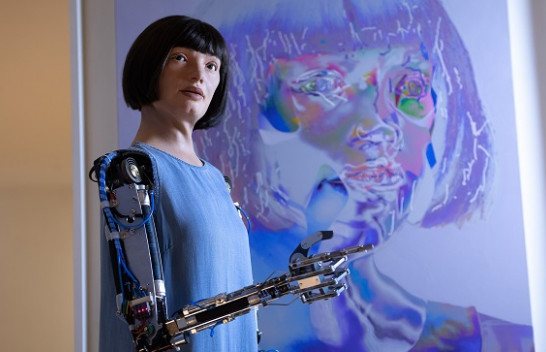 Njihuni me robotin që mund të shkruajë poezi dhe të krijojë vepra arti