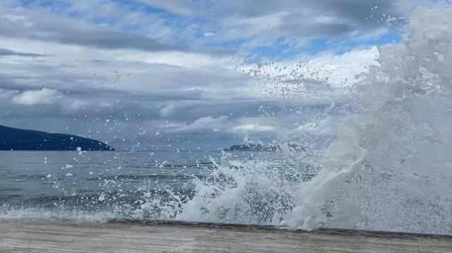 Moti i ligë, pezullohet lundrimi i anijeve të vogla në Vlorë