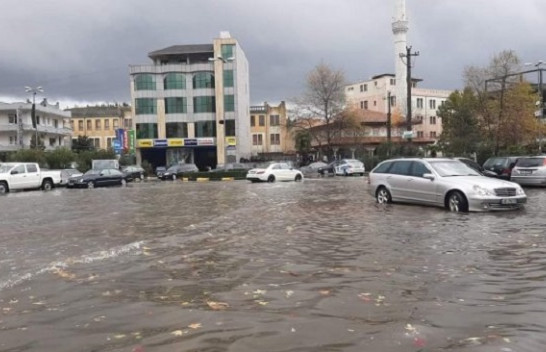 Rrugët kthehen në ‘lumenj’ në Shkodër [Foto]
