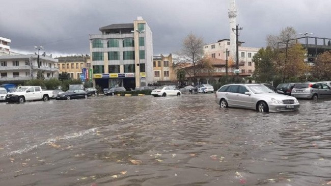 Rrugët kthehen në ‘lumenj’ në Shkodër [Foto]