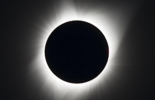 Nesër eklipsi i plotë diellor