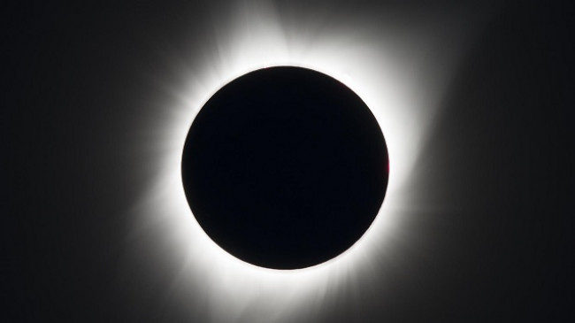 Nesër eklipsi i plotë diellor