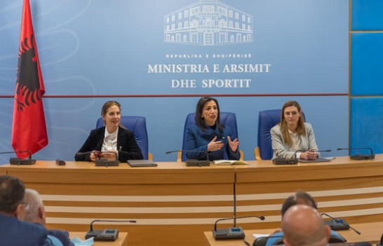 Ministrja Kumbaro: Riciklimi të nis nga shkollat, universitetet dhe administrata