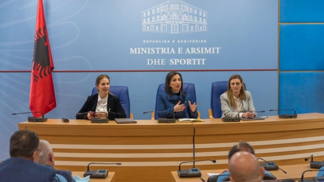 Ministrja Kumbaro: Riciklimi të nis nga shkollat, universitetet dhe administrata