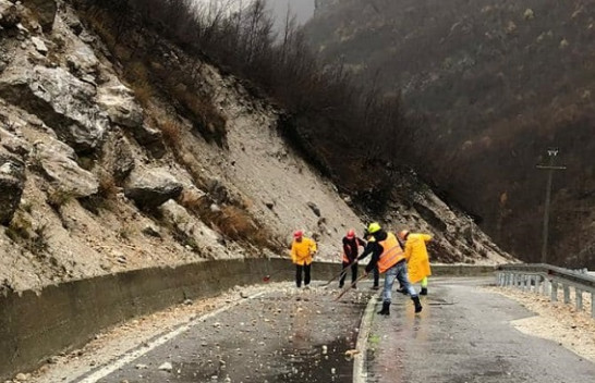 Përkeqësohet moti në Shqipëri! ARRSH: Udhëtoni me kujdes në ditët me shi