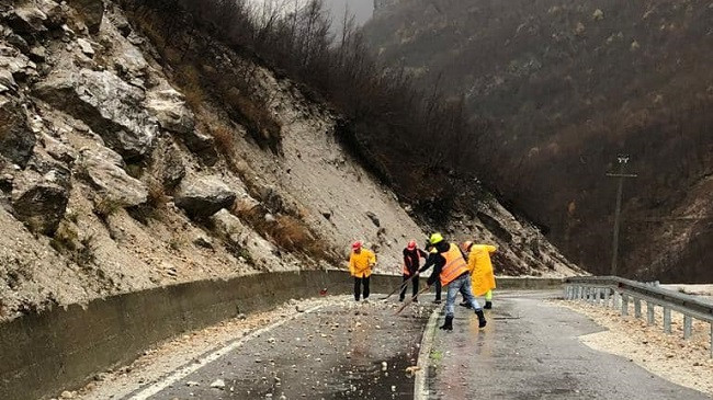 Përkeqësohet moti në Shqipëri! ARRSH: Udhëtoni me kujdes në ditët me shi