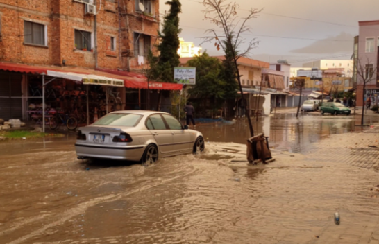 Reshjet e dendura të shiut mbulojnë rrugët në Durrës