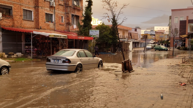 Reshjet e dendura të shiut mbulojnë rrugët në Durrës