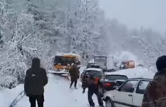 Reshjet e dëborës pengojnë qarkullimin në disa rrugë të Maqedonisë
