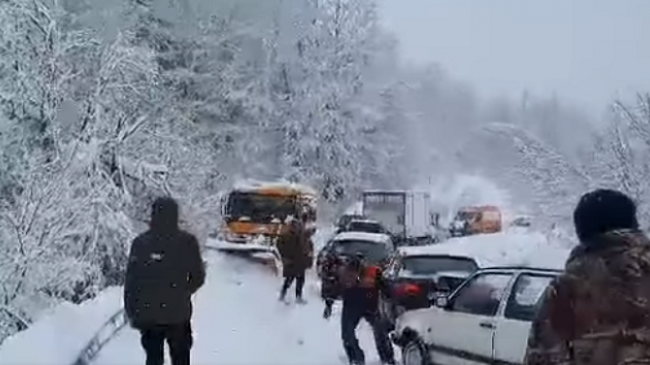 Reshjet e dëborës pengojnë qarkullimin në disa rrugë të Maqedonisë