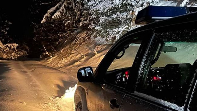 Policia evakuon familjet e bllokuara nga bora e madhe në Rugovë