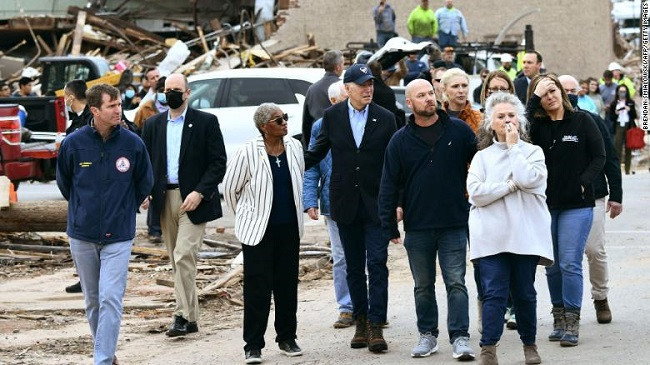 SHBA: Presidenti Biden viziton qytetet e Kentakit të shkatërruara nga tornadot