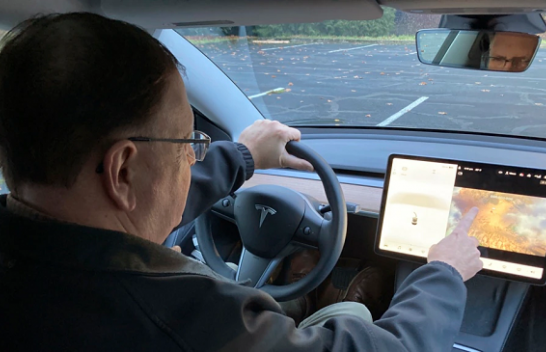 SHBA, Tesla nën hetime pasi shoferët mund të luajnë video-lojëra