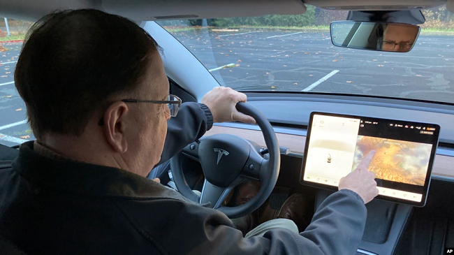 SHBA, Tesla nën hetime pasi shoferët mund të luajnë video-lojëra