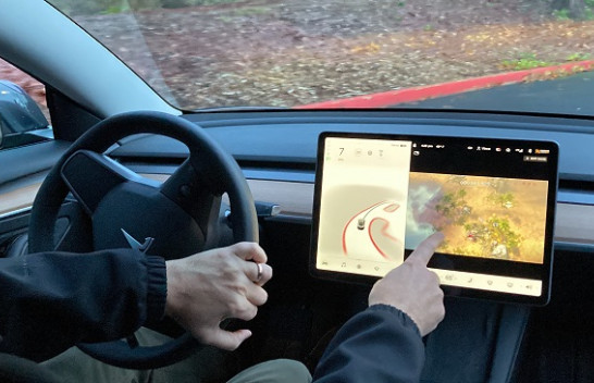 Tesla çaktivizon video lojërat kur vetura është në lëvizje