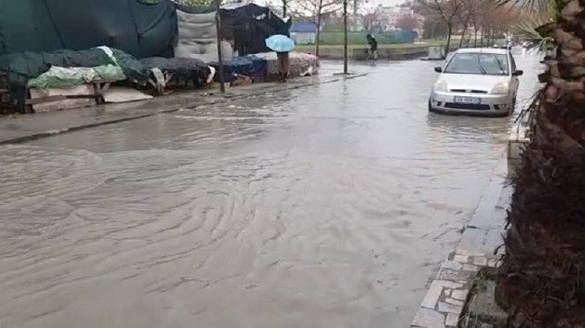 Reshjet e shiut shkaktojnë vështirësi në Durrës, përmbyten disa rrugë