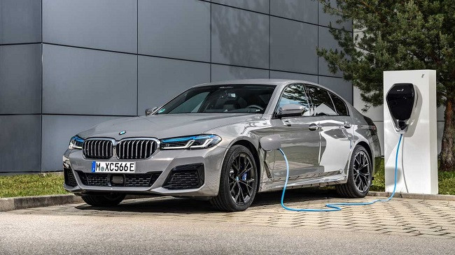 BMW planifikon 6000 vende të reja pune për të nxitur prodhimin e makinave elektrike
