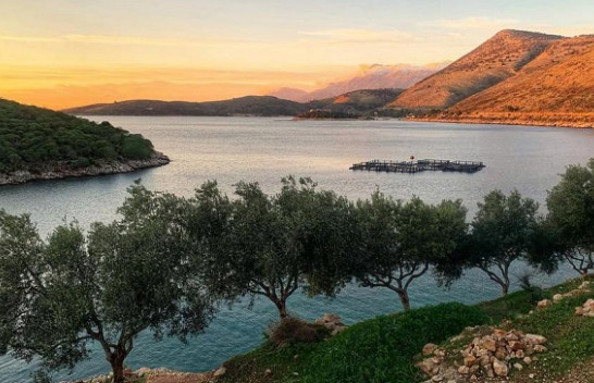 Turistë italianë e francezë shijojnë ditët me diell në bregdetin e Jonit
