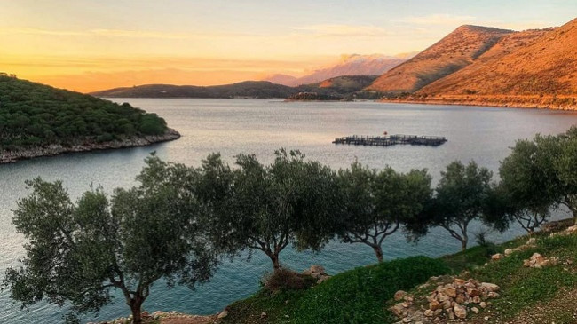 Turistë italianë e francezë shijojnë ditët me diell në bregdetin e Jonit