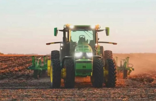 Punon arat pa shofer, John Deere zbulon traktorin e automatizuar