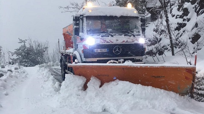 Reshje bore në Shqipëri: Kjo është gjendja e rrugëve në disa zona të vendit
