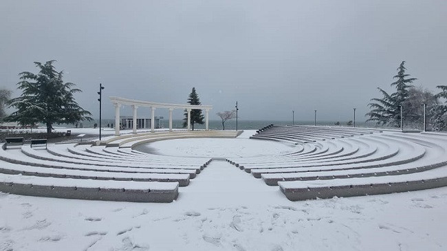 Pogradeci veshët me petkun e borës, fotografi fantastike nga qyteti i liqenit